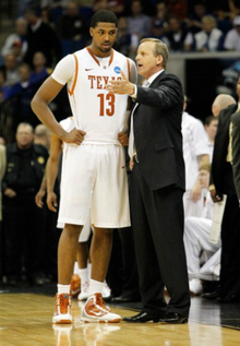 周定洋坐镇，亚冠成都蓉城VS神户胜利船，韦世豪+德尔加多领衔进攻（周定洋压阵，亚冠成都蓉城对阵神户胜利船，韦世豪、德尔加多领衔锋线）