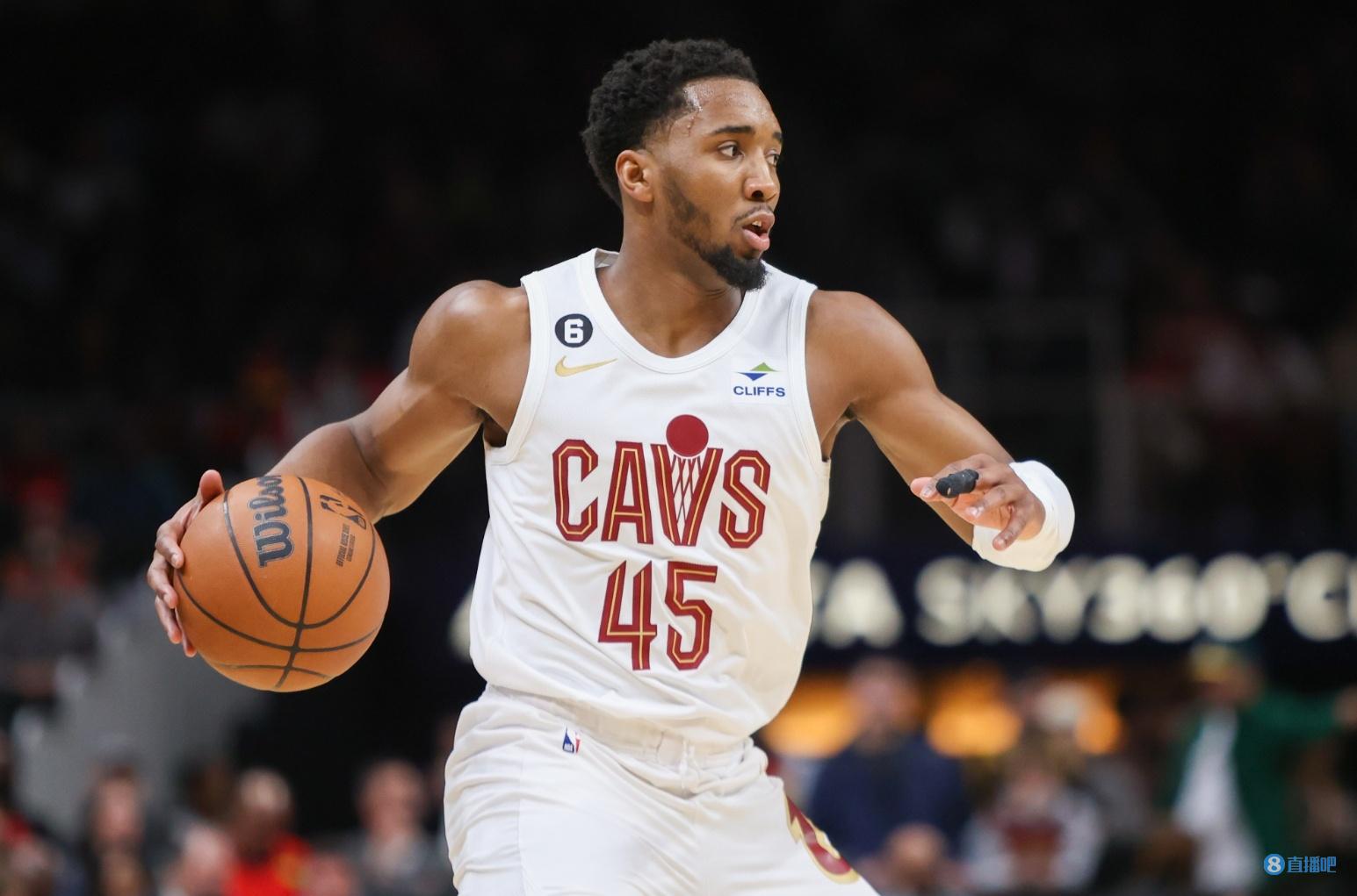 重归于好？取得胜利后阿隆索和维尼修斯击掌拥抱致意（胜利过后，阿隆索与维尼修斯击掌相拥，疑似破冰）