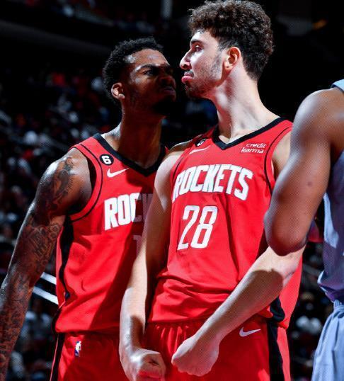 辽宁男篮CBA杯赛遭江苏大爆冷引热议！球迷不满外援刷爆官媒评论区（CBA杯赛冷门：辽宁男篮不敌江苏惹热议，球迷不满外援涌入官媒评论区）