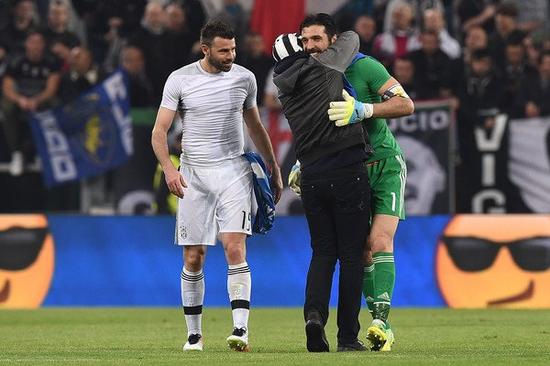 U22国足李镇全：团结且强大的集体，在正确道路上继续前进吧（U22国足李镇全：团结强大，我们将在正确道路上坚定前行）