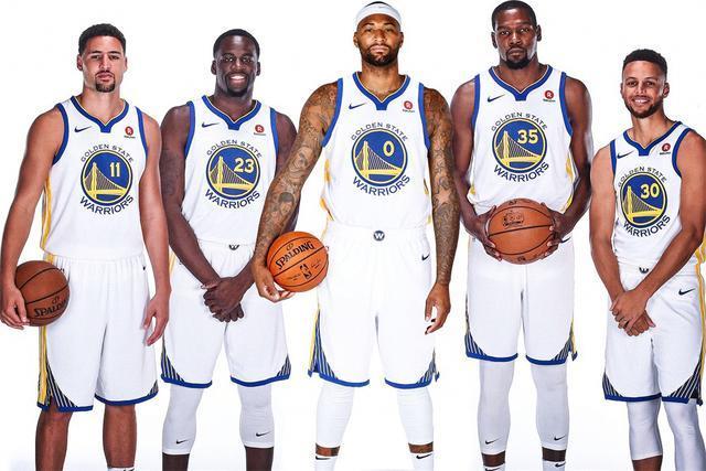 利物浦欲出售左后卫齐米卡斯，因其不愿离开安菲尔德，而其他球员面临竞争。（利物浦考虑出售齐米卡斯，球员意愿留守安菲尔德，队内其他位置竞争激烈）