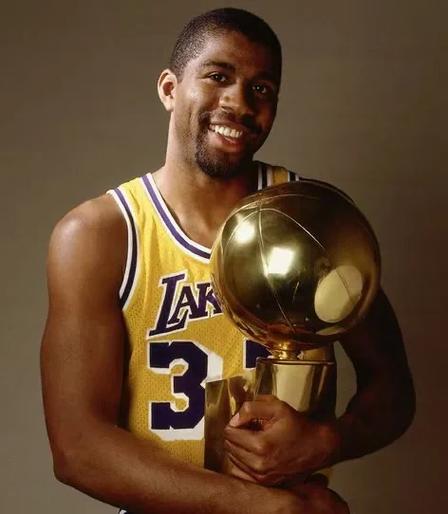 防线漏洞频出 对手屡屡冲击（防守屡现破绽 对手频频冲击）