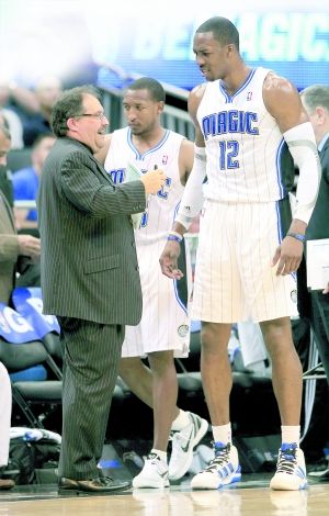 跟队：米兰双雄在为新球场找命名商，目标带来每年超2000万欧收入（队记：米兰双雄为新球场寻冠名合作，目标年收逾2000万欧元）